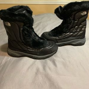 North Face Youth boots Black size 6 youth fits a women size 7 perfect Brand New